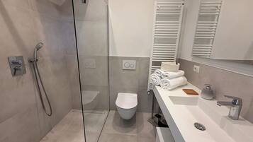Douche, sèche-cheveux, bidet, serviettes fournies