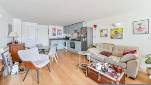 A modern apartment with a dining area, kitchen, and living room. - Comfortable 1 bed Near Deptford Station (London)