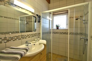 Shower - Ty izella – 500m from the sea (Plomodiern)