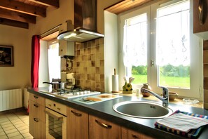 Fridge, microwave, oven, stovetop - Ty izella – 500m from the sea (Plomodiern)