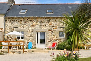 Outdoor dining - Ty izella – 500m from the sea (Plomodiern)
