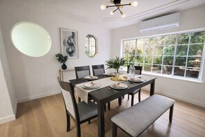 Dining - 3-bedroom house in enchanting Lynnwood (Lynnwood)