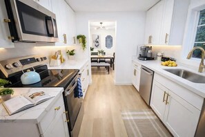 Private kitchen - 3-bedroom house in enchanting Lynnwood (Lynnwood)