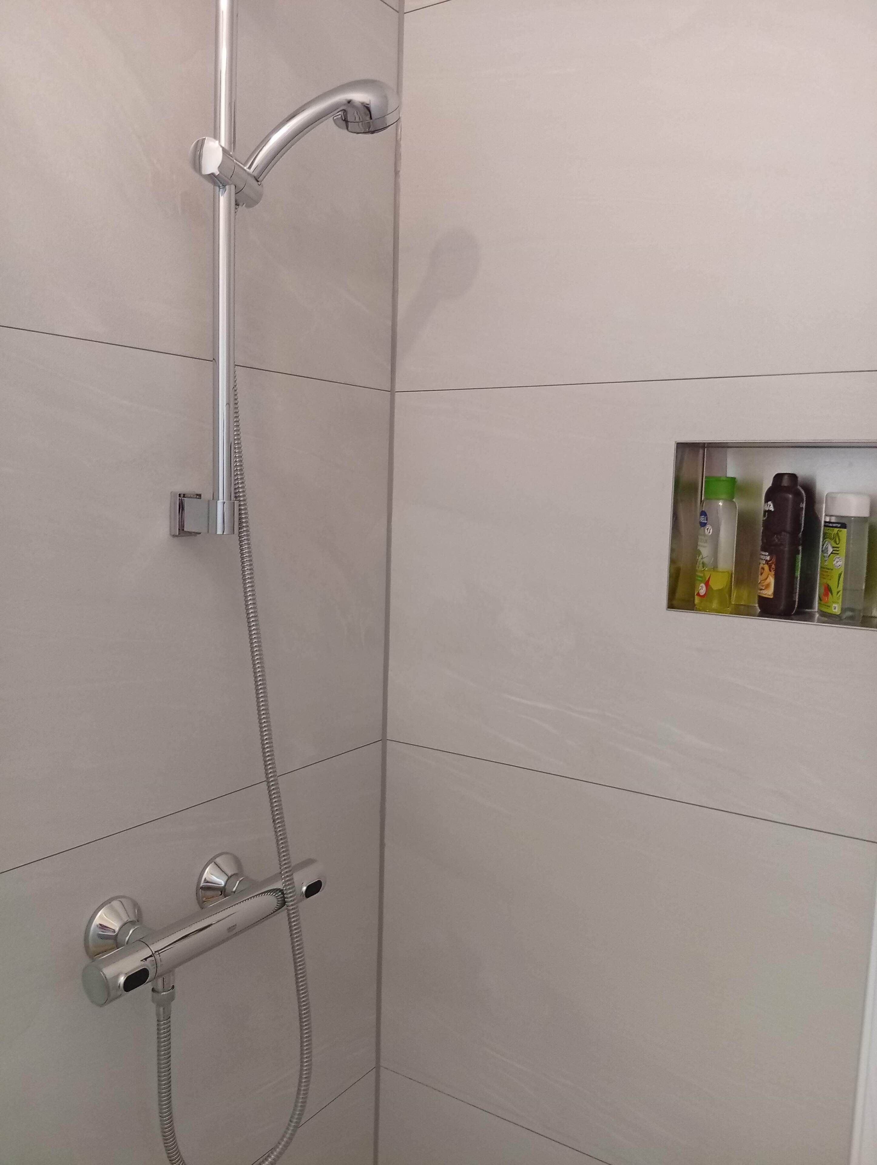 Douche, sèche-cheveux, serviettes fournies, papier toilette