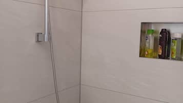 Douche, sĂšche-cheveux, serviettes fournies, papier toilette