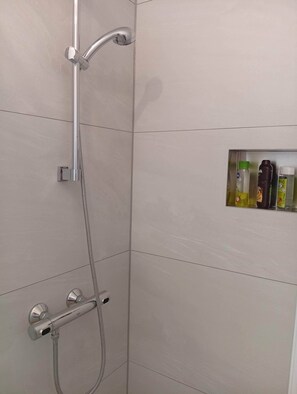 Dusche, Haartrockner, Handtücher, Toilettenpapier
