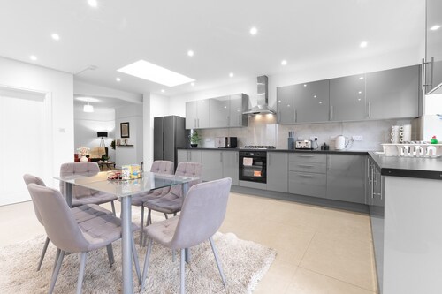 Spacious 4 Bed Semi-Detached Hse 