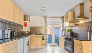 Private kitchen - Miriam`s house - free parking! (Liverpool)
