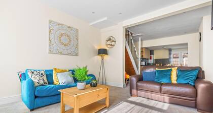 Miriam`s house - free parking!