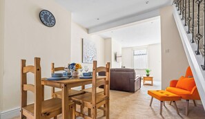 Dining - Miriam`s house - free parking! (Liverpool)