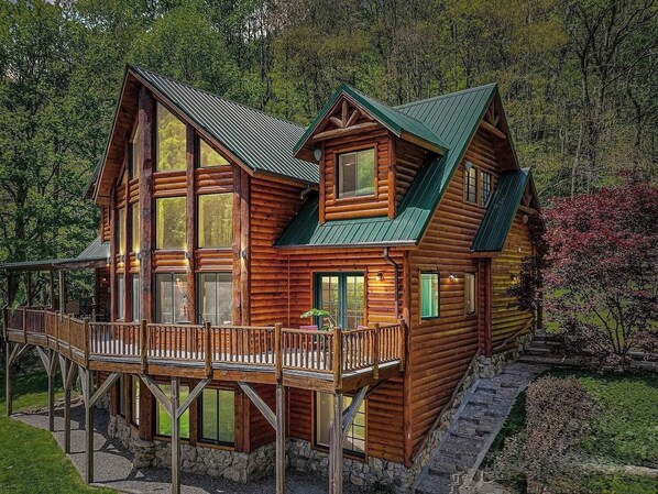 Exterior - Luxury Log Cabin Retreat on 11 Acres - Hot tub, Pond, Hiking, Game Room (Mars Hill)