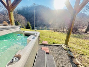 Outdoor spa tub - Luxury Log Cabin Retreat on 11 Acres - Hot tub, Pond, Hiking, Game Room (Mars Hill)