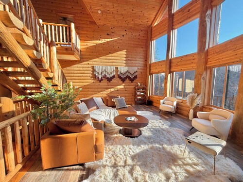 Luxury Log Cabin Retreat on 11 Acres - Hot tub, Pond, Hiking, Game Room