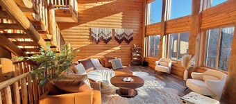 Luxury Log Cabin Retreat on 11 Acres - Hot tub, Pond, Hiking, Game Room