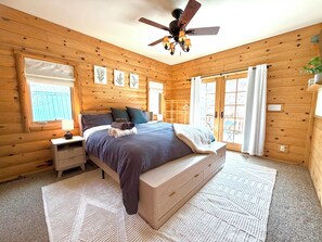 Room - Luxury Log Cabin Retreat on 11 Acres - Hot tub, Pond, Hiking, Game Room (Mars Hill)