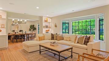 Smart TV, fireplace, stereo
