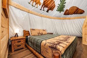 1 bedroom, free WiFi, bed sheets - Unique Glamping + Resort Fun access •Sleep 4 (Sevierville)