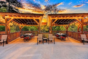 Outdoor dining - Unique Glamping + Resort Fun access •Sleep 4 (Sevierville)