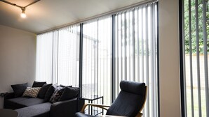 Ein modernes Wohnzimmer mit einer Couch, einem Sessel und einem kleinen Tisch.