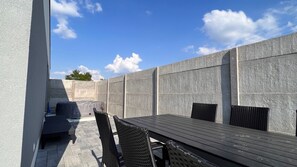 Outdoor dining - AC family house with garden and jacuzzi, Dunajská Lužná 1B (Bratislavský kraj)