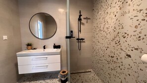 Haartrockner, Handtücher, Toilettenpapier