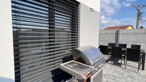 Outdoor dining - AC family house with garden and jacuzzi, Dunajská Lužná 1B (Bratislavský kraj)