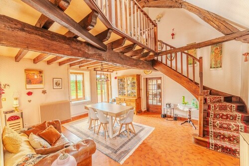 Charming farmhouse with swimming pool - calm & nature