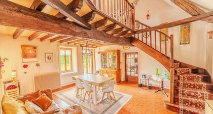 Charming farmhouse with swimming pool - calm & nature
