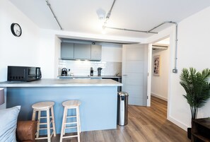 Kühlschrank, Mikrowelle, Herdplatte, Wasserkocher