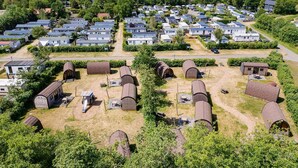 A residential area with multiple houses and caravan-style accommodations. - Zeeland Glamping Lodge for 2 (Burgh-Haamstede)