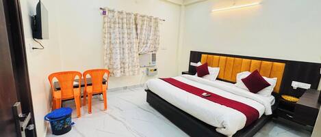 Deluxe Double Room, Balcony, City View | Egyptian cotton sheets, premium bedding, in-room safe
