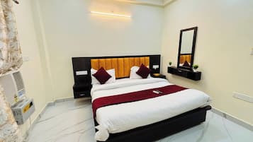 Deluxe Double Room, Balcony, City View | Egyptian cotton sheets, premium bedding, in-room safe