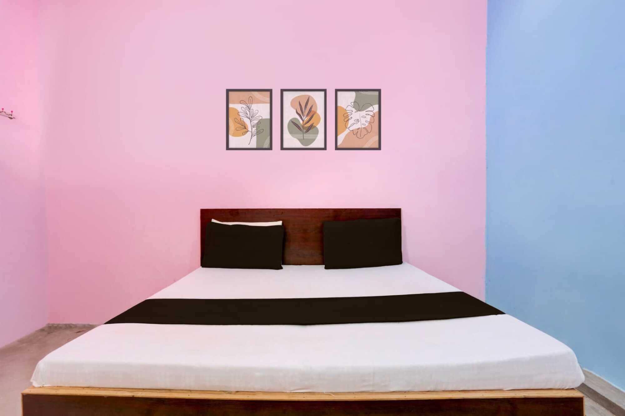 Habitación doble Deluxe, balcón, vista a la ciudad | Caja de seguridad en la habitación y tabla de planchar con plancha 