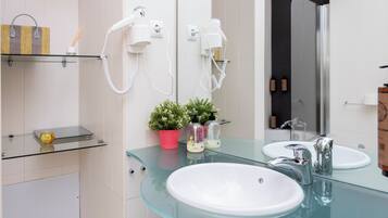 Doccia, asciugacapelli, bidet, asciugamani