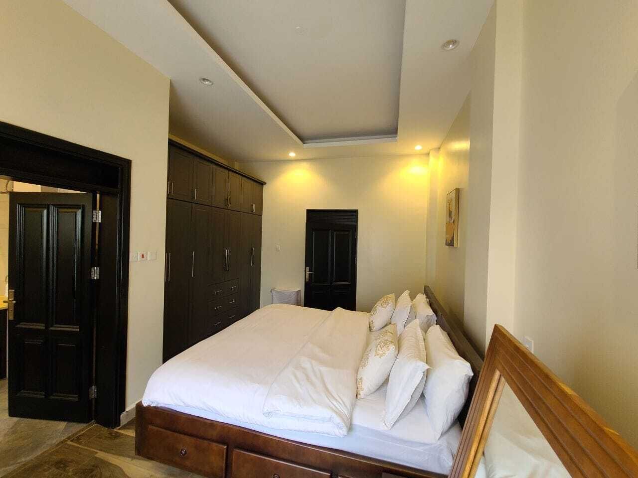 3 habitaciones, tabla de planchar con plancha, internet y ropa de cama 