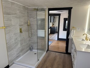 Bathroom - Historic Grand Loft Pittsburgh - unique - sleeps 8 (Pittsburgh)