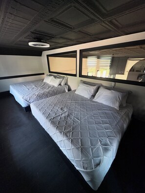 Room - Historic Grand Loft Pittsburgh - unique - sleeps 8 (Pittsburgh)