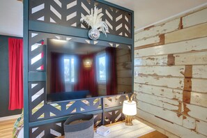 Apartment (0 Bedroom) | Interior - Great Couples & Solo Travelers: Near Hwy 195 & 90 (Spokane)