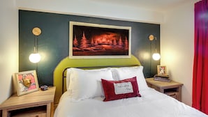 A neatly arranged bedroom with a bed, bedside tables, a framed picture, and a wall-mounted light fixture. - Unit 2: Cozy 1-br, 3 Mi to Riverfront Park (Spokane)