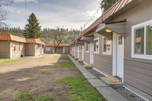 Quick Hospital Commute! Spokane Apt w/ Workspace