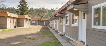 Quick Hospital Commute! Spokane Apt w/ Workspace