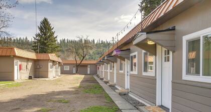 Quick Hospital Commute! Spokane Apt w/ Workspace