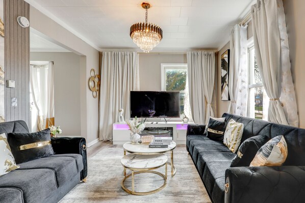 Apartment (3 Bedrooms) | Front of property - Free Parking! Townhome 3 Mi to Dtwn Rochester (Rochester)