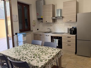 Frigorifero, microonde, forno, macchina per tè/caffè