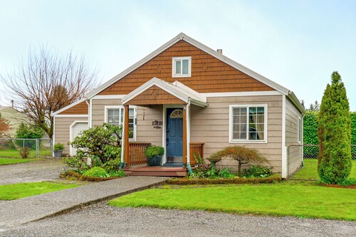 Walk to Twilight Sites! Forks Home w/ Hot Tub