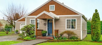 Walk to Twilight Sites! Forks Home w/ Hot Tub