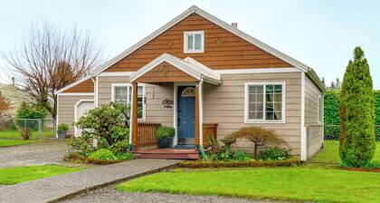 Walk to Twilight Sites! Forks Home w/ Hot Tub