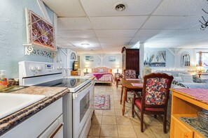 Apartment (0 Bedroom) | Interior - 3 Mi to Bath Historic District! Stylish Studio (Bath)