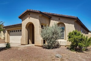 A single-story house with a garage, a small porch, and a well-maintained lawn. - 5 Mi to Catalina State Park! Desert Haven w/ Views (Tucson)