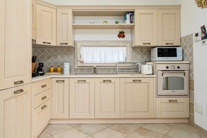 Fridge, microwave, oven, stovetop - Holiday Home 'Villa Fortuna Con Vista Mare' with Sea View, Wi-Fi and Air Conditioning (Baja Sardinia)